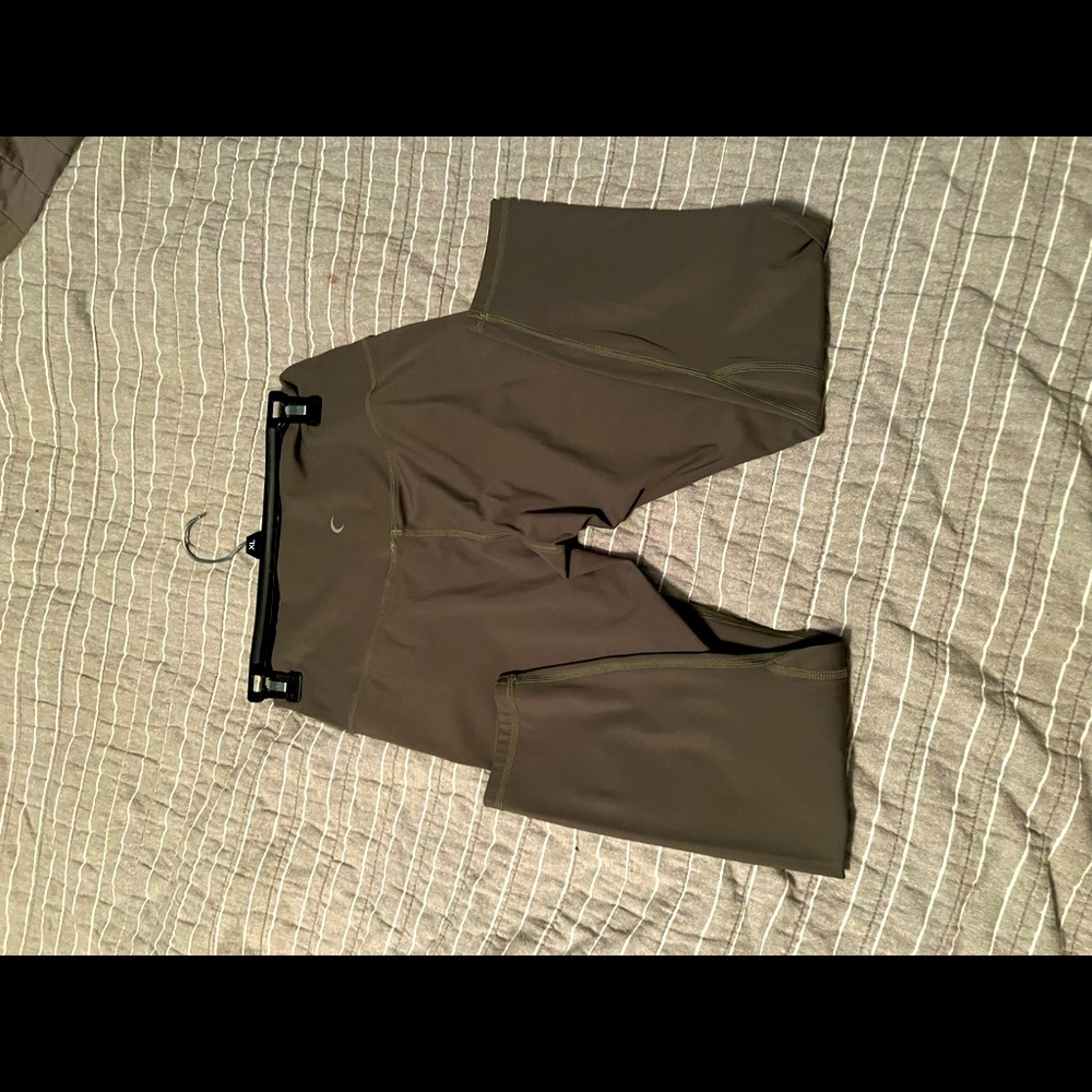 Zyia crop leggings